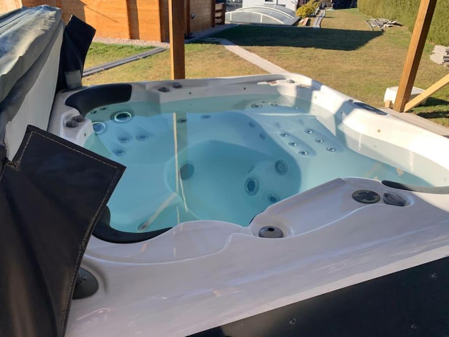 Chalet 2 Personnes Avec Jacuzzi Et Piscine Saisonniere Partagee Corcieux Экстерьер фото