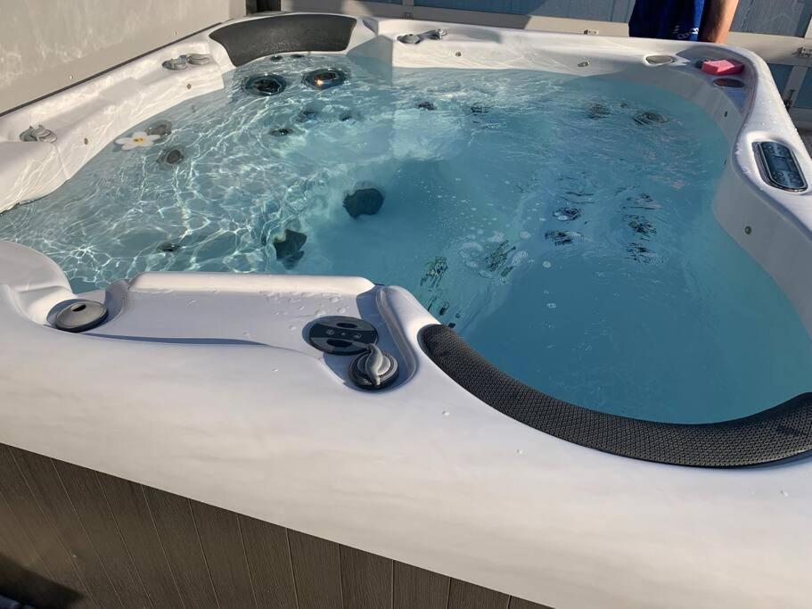 Chalet 2 Personnes Avec Jacuzzi Et Piscine Saisonniere Partagee Corcieux Экстерьер фото