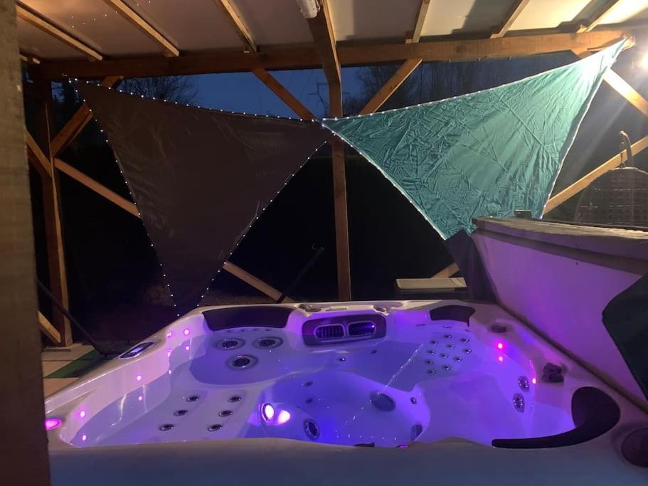 Chalet 2 Personnes Avec Jacuzzi Et Piscine Saisonniere Partagee Corcieux Экстерьер фото