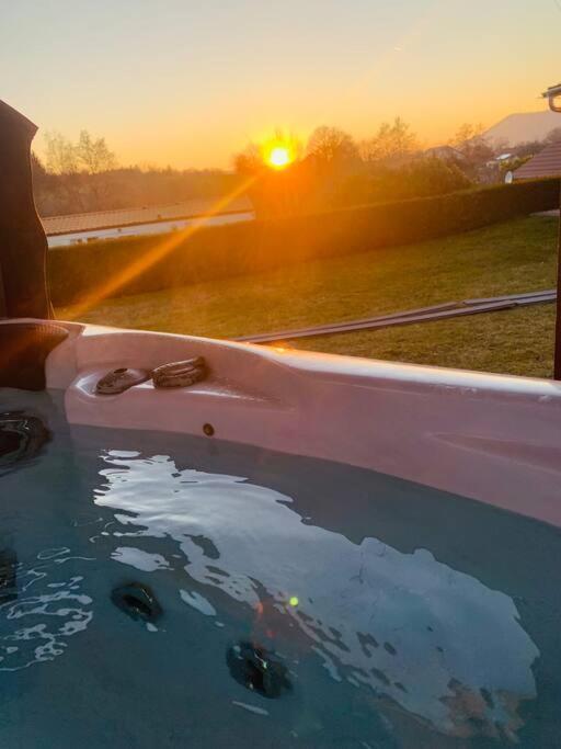 Chalet 2 Personnes Avec Jacuzzi Et Piscine Saisonniere Partagee Corcieux Экстерьер фото